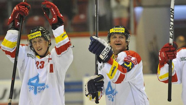 Bek Jiří Ondrušek (vlevo) a útočník Pavel Patera se radují po skončení zápasu proti Vítkovicím s olomouckým publikem. Bek Jiří Ondrušek (vlevo) a útočník Pavel Patera se radují po skončení zápasu proti Vítkovicím s olomouckým publikem.