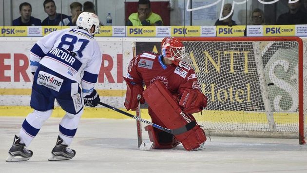 Tomáš Vincour z Brna překonává Petera Hamerlíka v bráně Třince a střílí rozhodující gól. Tomáš Vincour z Brna překonává Petera Hamerlíka v bráně Třince a střílí rozhodující gól.