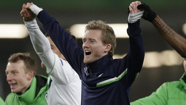 André Schürrle z Wolfsburgu slaví se spoluhráči vítězství nad Gentem a postup do čtvrtfinále Ligy mistrů. André Schürrle z Wolfsburgu slaví se spoluhráči vítězství nad Gentem a postup do čtvrtfinále Ligy mistrů.