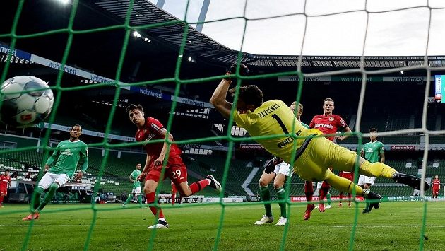Český brankář Jiří Pavlenka z Brém inkasuje druhý gól v bundesligovém utkání s Leverkusenem. Český brankář Jiří Pavlenka z Brém inkasuje druhý gól v bundesligovém utkání s Leverkusenem.