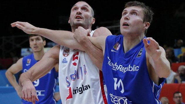 Marko Simonovič ze Srbska v souboji s českým basketbalistou Pavlem Houškou (vpravo) ve čtvrtfinále ME. Marko Simonovič ze Srbska v souboji s českým basketbalistou Pavlem Houškou (vpravo) ve čtvrtfinále ME.