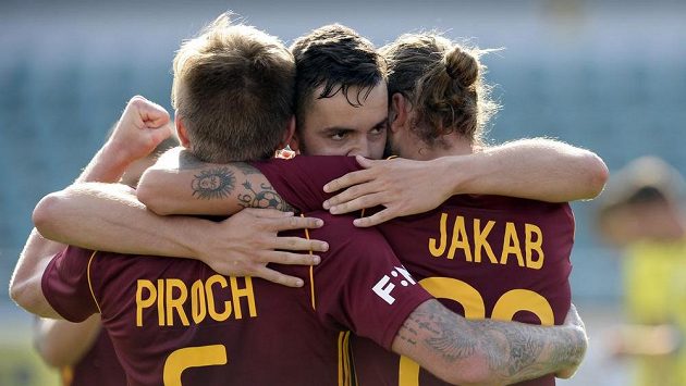 Hráči pražské Dukly (zleva) Jiří Piroch, Marek Fábry a Josef Jakab z Dukly se radují z gólu. Nakonec jim ale zbyly jen oči pro pláč. Hráči pražské Dukly (zleva) Jiří Piroch, Marek Fábry a Josef Jakab z Dukly se radují z gólu. Nakonec jim ale zbyly jen oči pro pláč.