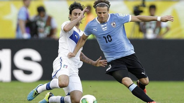 Ital Alberto Aquilani (vlevo) v souboji s Diegem Forlánem. Uruguayský kanonýr se střelecky neprosadil, v rozstřelu neproměnil penaltu. Ital Alberto Aquilani (vlevo) v souboji s Diegem Forlánem. Uruguayský kanonýr se střelecky neprosadil, v rozstřelu neproměnil penaltu.