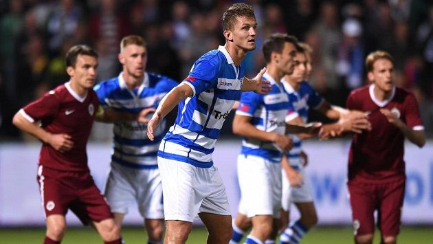 Český útočník ve službách Zwolle Tomáš Necid během utkání play off Evropské ligy proti Spartě. Český útočník ve službách Zwolle Tomáš Necid během utkání play off Evropské ligy proti Spartě.