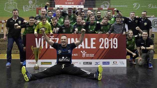 Hráči a členové realizačního týmu Karviné se radují z triumfu v poháru. Hráči a členové realizačního týmu Karviné se radují z triumfu v poháru.