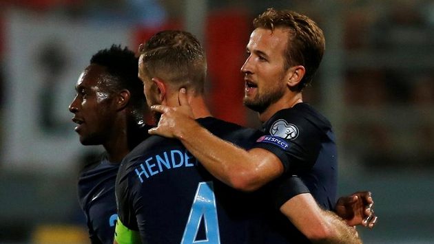 Fotbalisté Anglie Harry Kane (vpravo), Jordan Henderson, a Danny Welbeck se radují z první branky Kanea do sítě Malty v kvalifikačním duelu o mistrovství světa v Rusku. Budou se stejně radovat i pro Slovensku? Fotbalisté Anglie Harry Kane (vpravo), Jordan Henderson, a Danny Welbeck se radují z první branky Kanea do sítě Malty v kvalifikačním duelu o mistrovství světa v Rusku. Budou se stejně radovat i pro Slovensku?