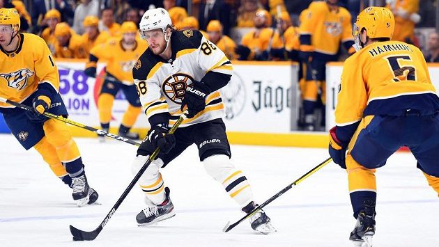 Český útočník Bostonu David Pastrňák v akci během utkání NHL. Český útočník Bostonu David Pastrňák v akci během utkání NHL.