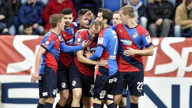 Hráči Plzně se radují z gólu Daniela Koláře (uprostřed) na hřišti Slovácka.. Hráči Plzně se radují z gólu Daniela Koláře (uprostřed) na hřišti Slovácka..