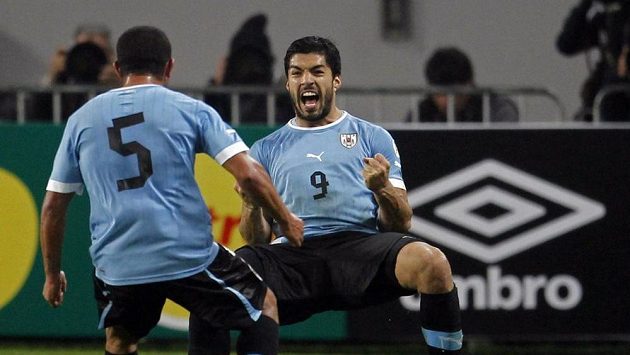 Suárez se raduje z jedné ze dvou branek, které poslal do sítě Peru. Suárez se raduje z jedné ze dvou branek, které poslal do sítě Peru.