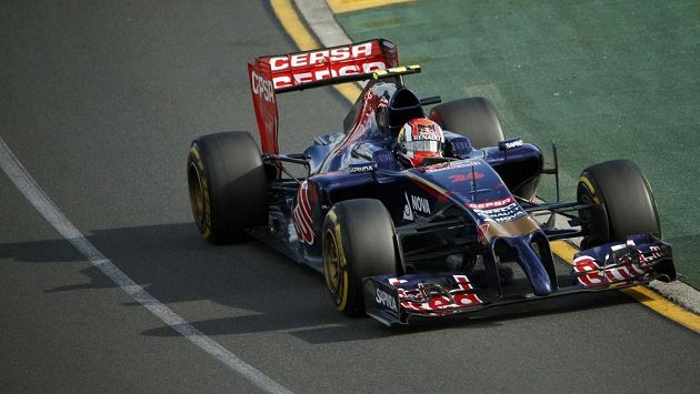 Rus Daniil Kvjat ze stáje Toro Rosso na trati v Melbourne. Rus Daniil Kvjat ze stáje Toro Rosso na trati v Melbourne.