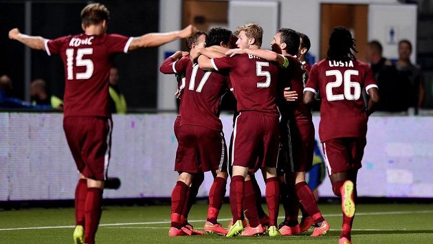 Fotbalisté Sparty Praha oslavují vyrovnávací gól na 1:1 na půdě nizozemského Zwolle. Fotbalisté Sparty Praha oslavují vyrovnávací gól na 1:1 na půdě nizozemského Zwolle.