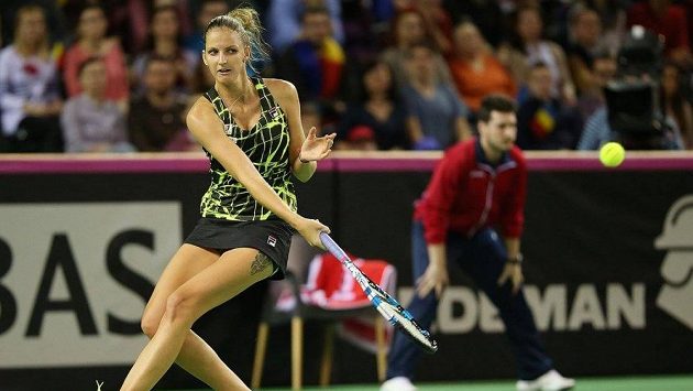 Karolína Plíšková při fedcupovém utkání s rumunskou jedničkou Simonou Halepovou. Karolína Plíšková při fedcupovém utkání s rumunskou jedničkou Simonou Halepovou.
