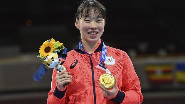 Japonka Sena Irieová získala zlatou medaili ze ženského boxu v historii. Japonka Sena Irieová získala zlatou medaili ze ženského boxu v historii.