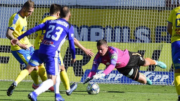 Brankář Teplic Tomáš Grigar v akci během utkání se Sigmou Olomouc. Brankář Teplic Tomáš Grigar v akci během utkání se Sigmou Olomouc.