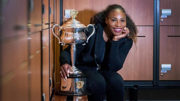 Serena Williamsová s trofejí pro vítězku Australian Open. Serena Williamsová s trofejí pro vítězku Australian Open.