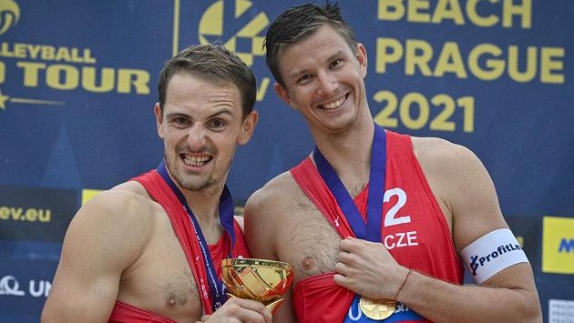 Turnaj Světového okruhu v plážovém volejbalu kategorie 2* v Praze. Ondřej Perušič (vlevo) a David Schweiner z ČR porazili ve finále 2:1 na sety německou dvojici Philipp Arne Bergmann, Yannick Harms a získali titul. Turnaj Světového okruhu v plážovém volejbalu kategorie 2* v Praze. Ondřej Perušič (vlevo) a David Schweiner z ČR porazili ve finále 2:1 na sety německou dvojici Philipp Arne Bergmann, Yannick Harms a získali titul.