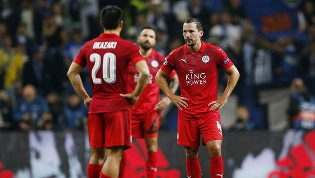 Zklamaní fotbalisté Leicesteru během duelu v Portu. Zklamaní fotbalisté Leicesteru během duelu v Portu.