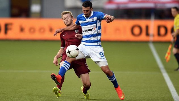 Obránce Sparty Praha Jakub Brabec (vlevo) a Nikos Loannidis ze Zwolle během utkání play off Evropské ligy. Obránce Sparty Praha Jakub Brabec (vlevo) a Nikos Loannidis ze Zwolle během utkání play off Evropské ligy.