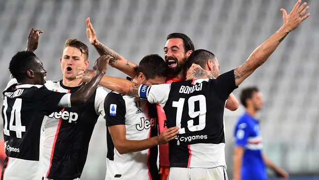 Fotbalisté Juventusu oslavují vítězství nad Sampdorií a zisk mistrovského titulu v Serii A. Fotbalisté Juventusu oslavují vítězství nad Sampdorií a zisk mistrovského titulu v Serii A.