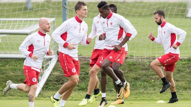 Fotbalisté Slavie (zleva) Miroslav Stoch, Tomáš Necid, Simon Deli a Josef Hušbauer na tréninku před úvodním duelem Evropské ligy proti Maccabi Tel Aviv. Fotbalisté Slavie (zleva) Miroslav Stoch, Tomáš Necid, Simon Deli a Josef Hušbauer na tréninku před úvodním duelem Evropské ligy proti Maccabi Tel Aviv.