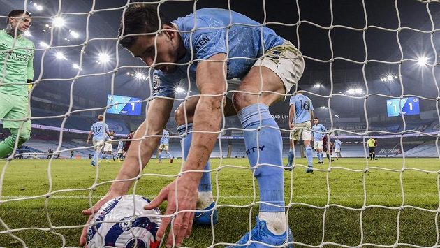 Fotbalisté Manchesteru City prodloužili vítěznou sérii o 21. soutěžní zápas. V předehrávce 29. kola anglické ligy porazili Wolverhampton. Pro míč spěchá hráč Citizens Ruben Dias. Fotbalisté Manchesteru City prodloužili vítěznou sérii o 21. soutěžní zápas. V předehrávce 29. kola anglické ligy porazili Wolverhampton. Pro míč spěchá hráč Citizens Ruben Dias.