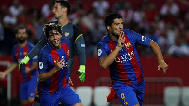 Útočník Barcelony Luis Suárez (vpravo) se raduje z branky, kterou vstřelil Seville. Útočník Barcelony Luis Suárez (vpravo) se raduje z branky, kterou vstřelil Seville.