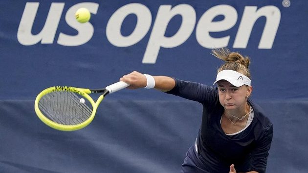 Česká tenistka Barbora Krejčíková servíruje v duelu 2. kola US Open. Česká tenistka Barbora Krejčíková servíruje v duelu 2. kola US Open.