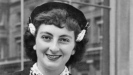 Ve věku 90 let zemřela někdejší krasobruslařská hvězda Britka Jeanette Altweggová. Ve věku 90 let zemřela někdejší krasobruslařská hvězda Britka Jeanette Altweggová.