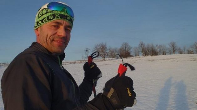 Tři týdny po poslední operaci omrzlých prstů se Radek Jaroš postavil poprvé na běžky. Tři týdny po poslední operaci omrzlých prstů se Radek Jaroš postavil poprvé na běžky.
