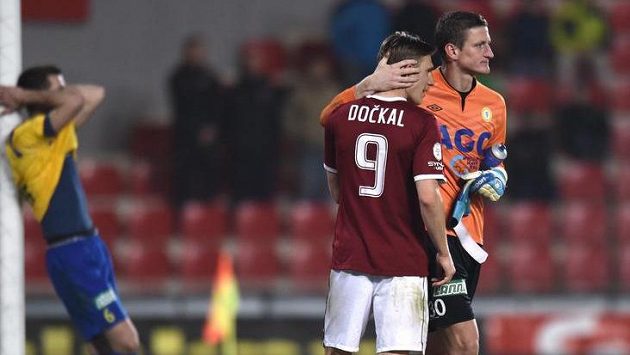 Bořek Dočkal ze Sparty a teplický brankář Tomáš Grigar po sobotním utkání, které letenský klub vyhrál 1:0. Bořek Dočkal ze Sparty a teplický brankář Tomáš Grigar po sobotním utkání, které letenský klub vyhrál 1:0.