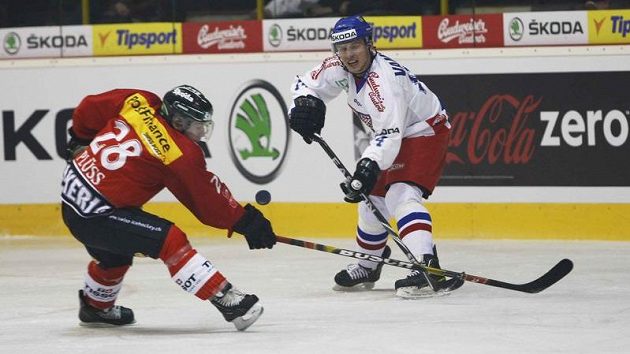 Martin Plüss na archivním s nímku s českým reprezentantem Petrem Vampolou. Martin Plüss na archivním s nímku s českým reprezentantem Petrem Vampolou.