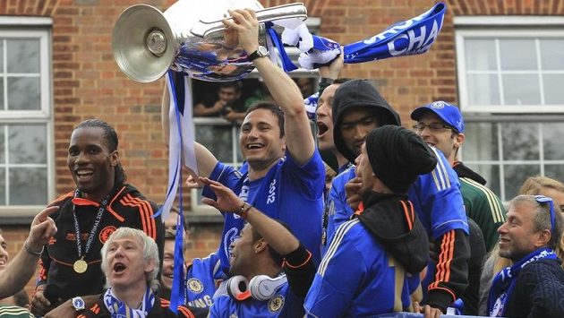 Fotbalisté Chelsea s pohárem pro vítěze Ligy mistrů Fotbalisté Chelsea s pohárem pro vítěze Ligy mistrů