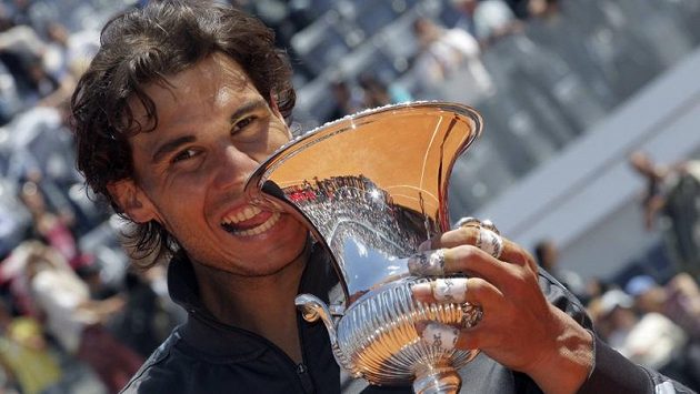 Španělský tenista Rafael Nadal s trofejí za triumf na turnaji v Římě Španělský tenista Rafael Nadal s trofejí za triumf na turnaji v Římě