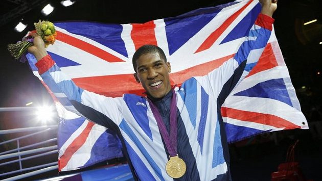 Britský boxer Anthony Joshua se raduje ze zisku zlaté medaile v kategorii nad 91 kilogramů. Britský boxer Anthony Joshua se raduje ze zisku zlaté medaile v kategorii nad 91 kilogramů.