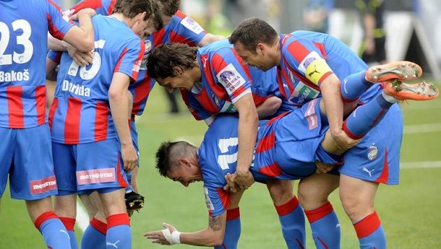 Plzeňští fotbalisté oslavují gól Milana Petržely (dole) "leštěním kartáče". Plzeňští fotbalisté oslavují gól Milana Petržely (dole) "leštěním kartáče".