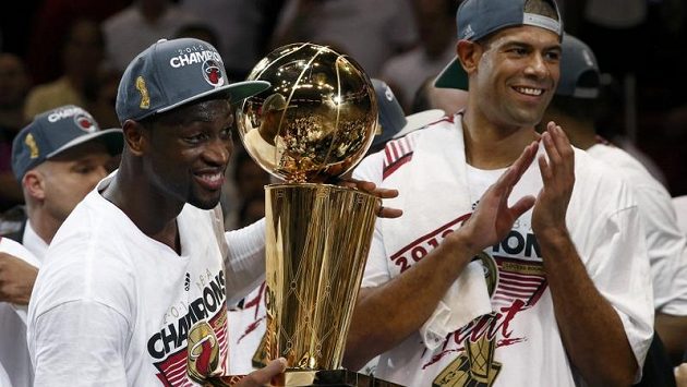 Zleva Dwyane Wade a Larry O'Brien s trofejí pro vítěze. Zleva Dwyane Wade a Larry O'Brien s trofejí pro vítěze.