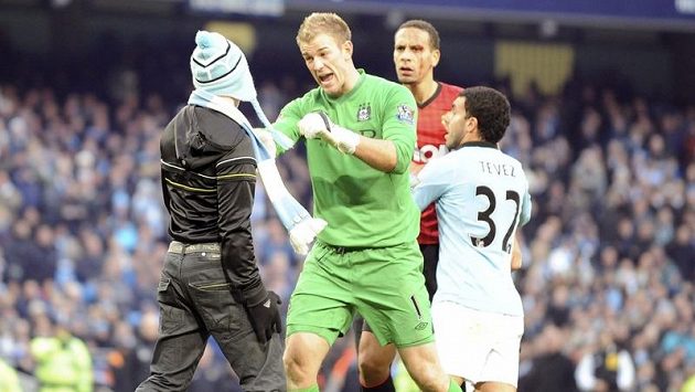 Mezi zadrženými je i jednadvacetiletý Matthew Scott, kterého na trávníku zadržel gólman City Joe Hurt. Mezi zadrženými je i jednadvacetiletý Matthew Scott, kterého na trávníku zadržel gólman City Joe Hurt.