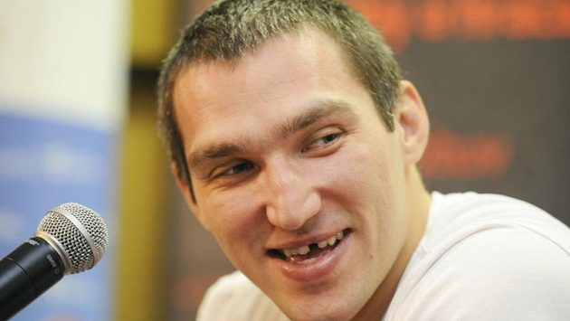 Útočník Dynama Moskva Alexandr Ovečkin na tiskové konferenci v Praze. Útočník Dynama Moskva Alexandr Ovečkin na tiskové konferenci v Praze.