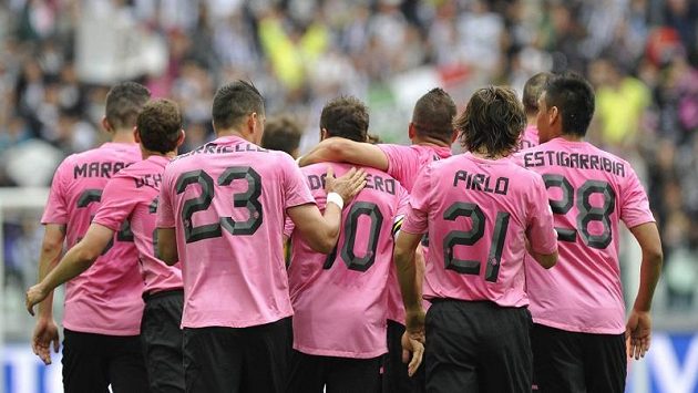 Fotbalisté Juventusu se radují z branky. Fotbalisté Juventusu se radují z branky.
