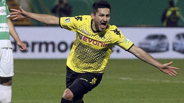 Dortmundský hrdina Ilkan Gündogan se raduje z rozhodující trefy v semifinále poháru. Pak přišlo drsné vystřízlivění. Dortmundský hrdina Ilkan Gündogan se raduje z rozhodující trefy v semifinále poháru. Pak přišlo drsné vystřízlivění.