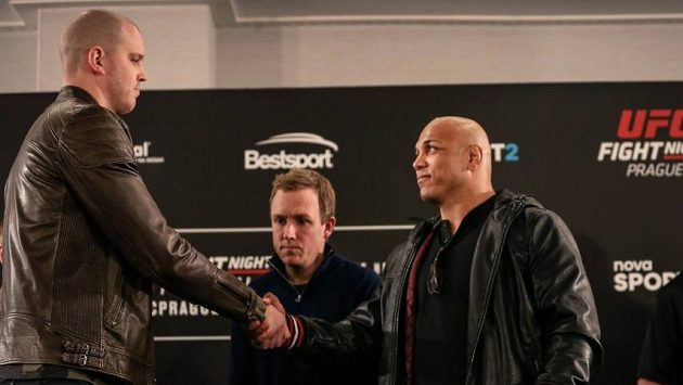 Stefan Struve (vlevo) a Marcos Rogerio de Lima při setkání před zápasem v Praze. Stefan Struve (vlevo) a Marcos Rogerio de Lima při setkání před zápasem v Praze.