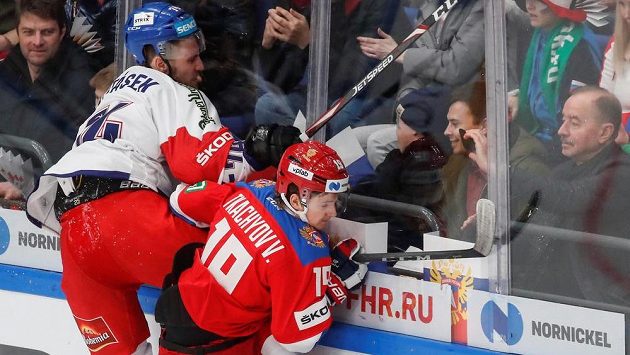 Ondřej Vitásek (vlevo) v souboji s Vladimirem Tkačovem. Ondřej Vitásek (vlevo) v souboji s Vladimirem Tkačovem.
