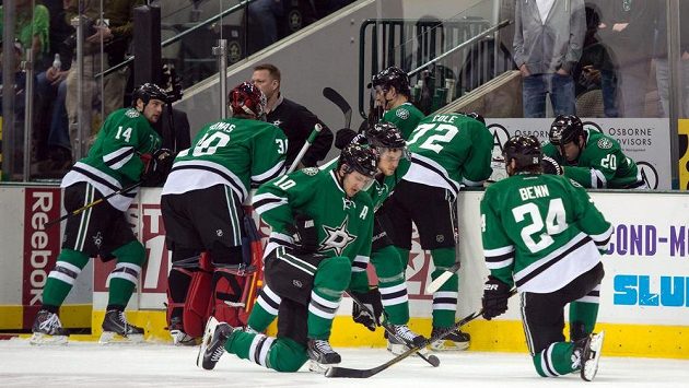 Šokovaní hokejisté Dallasu poté, co na střídačce zkolaboval útočník Rich Peverley. Šokovaní hokejisté Dallasu poté, co na střídačce zkolaboval útočník Rich Peverley.