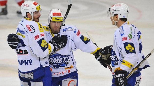 Hokejisté Brna zleva Michal Kempný, Vojtěch Němec a Petr Kuboš oslavují branku v duelu se Slavií. Hokejisté Brna zleva Michal Kempný, Vojtěch Němec a Petr Kuboš oslavují branku v duelu se Slavií.
