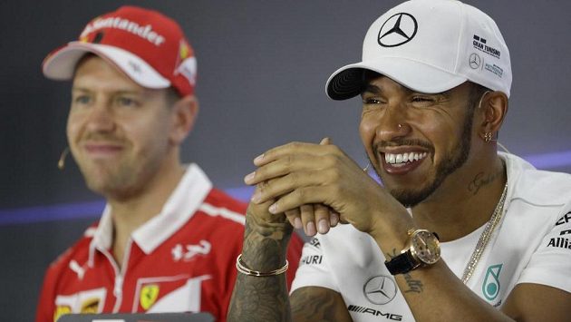 Lewis Hamilton (vpravo) a Sebastian Vettel, dva mistři světa formule 1, byli uvedeni do Síně slávy FIA. Lewis Hamilton (vpravo) a Sebastian Vettel, dva mistři světa formule 1, byli uvedeni do Síně slávy FIA.