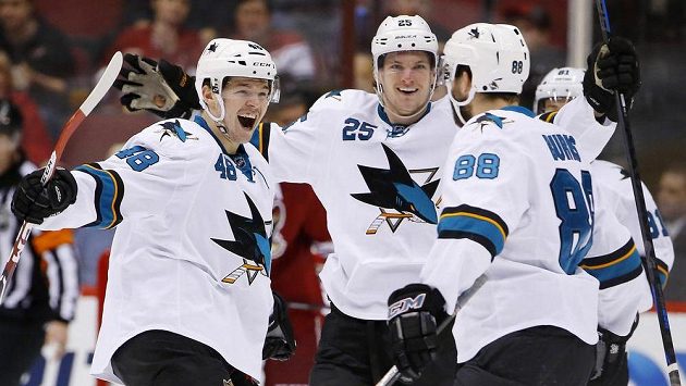 Také Tomáš Hertl (vlevo) se zapsal mezi střelce, když San Jose uspělo na ledě Arizony. Také Tomáš Hertl (vlevo) se zapsal mezi střelce, když San Jose uspělo na ledě Arizony.