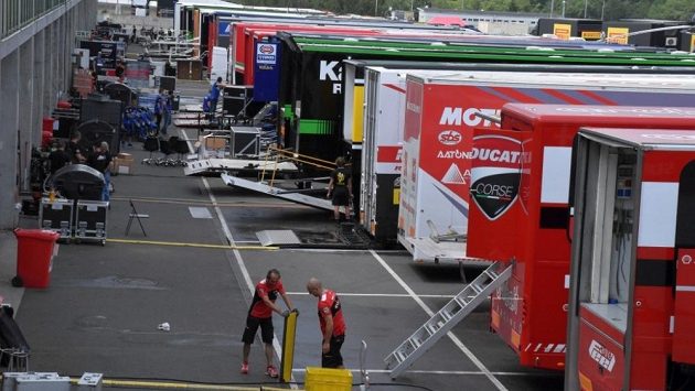 Depo v Brně před závodem superbiků Depo v Brně před závodem superbiků