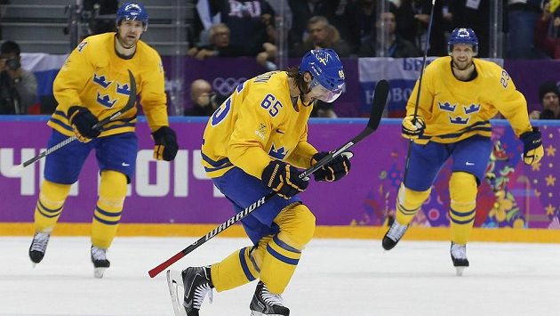 Švédský obránce Erik Karlsson (uprostřed) se raduje z trefy v semifinále proti Finsku. Švédský obránce Erik Karlsson (uprostřed) se raduje z trefy v semifinále proti Finsku.