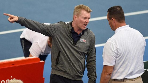 Kapitán amerických tenistů Jim Courier během daviscupového utkání v Austrálii. Kapitán amerických tenistů Jim Courier během daviscupového utkání v Austrálii.