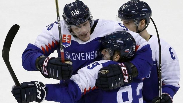 Střelec druhé branky Slováků v utkání s OSR Martin Bakoš (83) v objetí Michala Čajkovského (56), vpravo pak Lukáš Cingel (6). Střelec druhé branky Slováků v utkání s OSR Martin Bakoš (83) v objetí Michala Čajkovského (56), vpravo pak Lukáš Cingel (6).